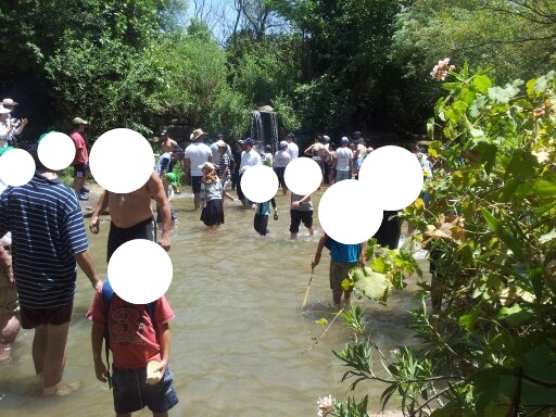 בריכת השכשוך הראשונה בנחל שניר בחודש אוגוסט - מאוד עמוסה.